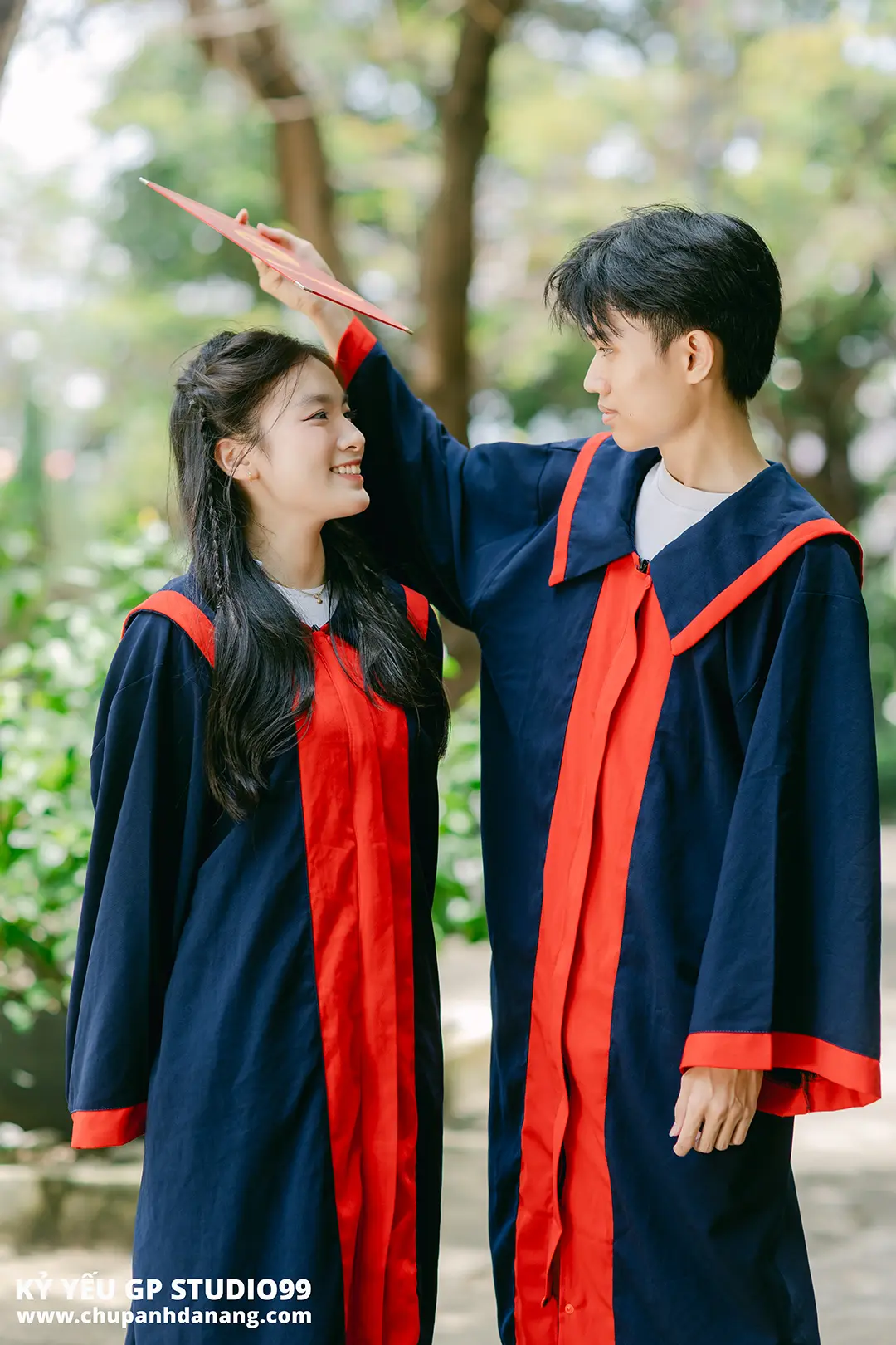 Đồ cử nhân chụp couple