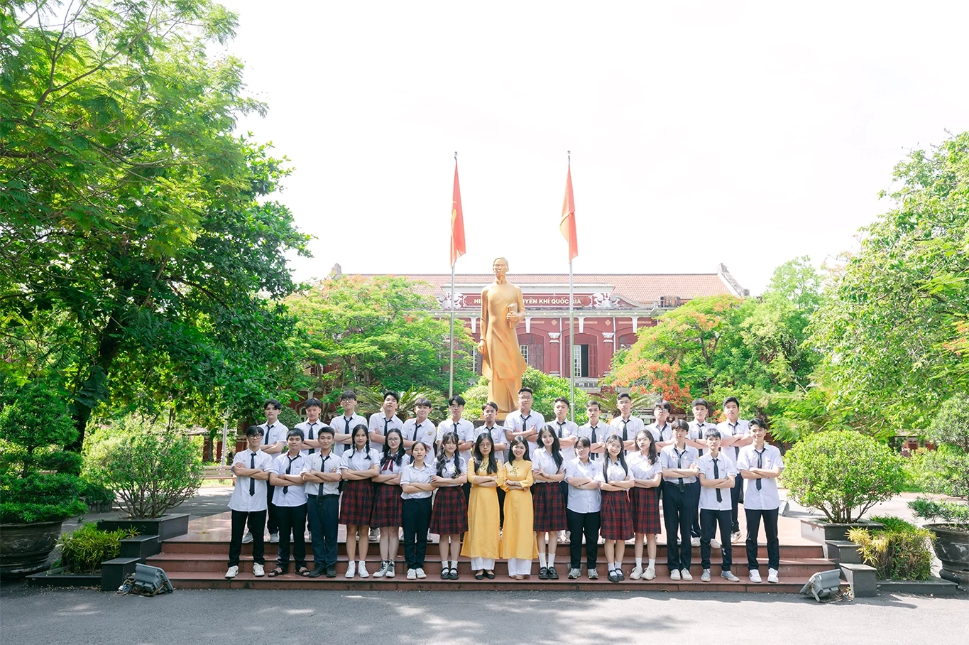 Kỷ yếu Lớp 12 Chuyên Lý 2 Trường THPT Chuyên Quốc học Huế - Kỷ yếu Đà Nẵng GP Studio99