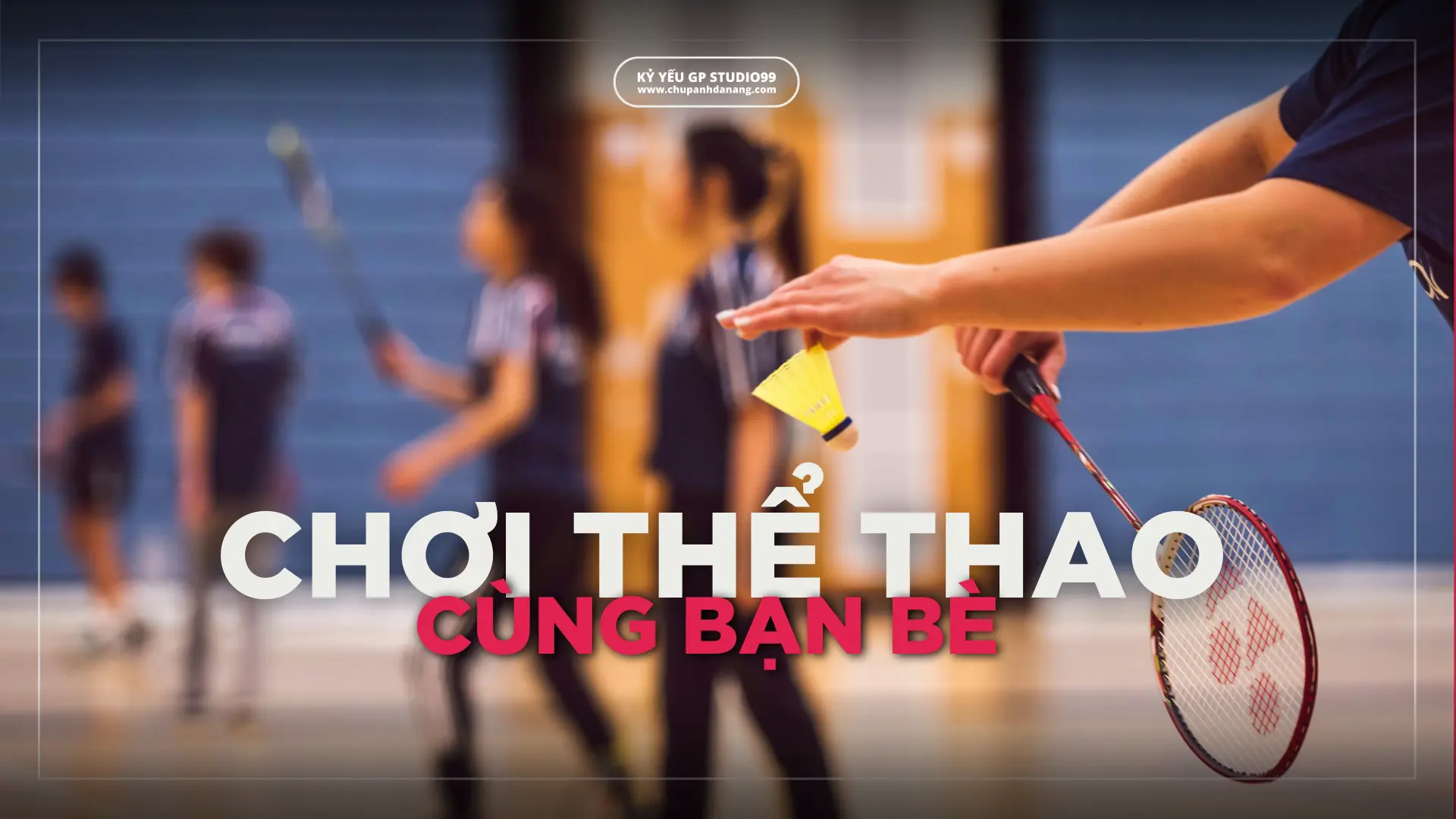 Chơi thể thao cùng bạn bè.