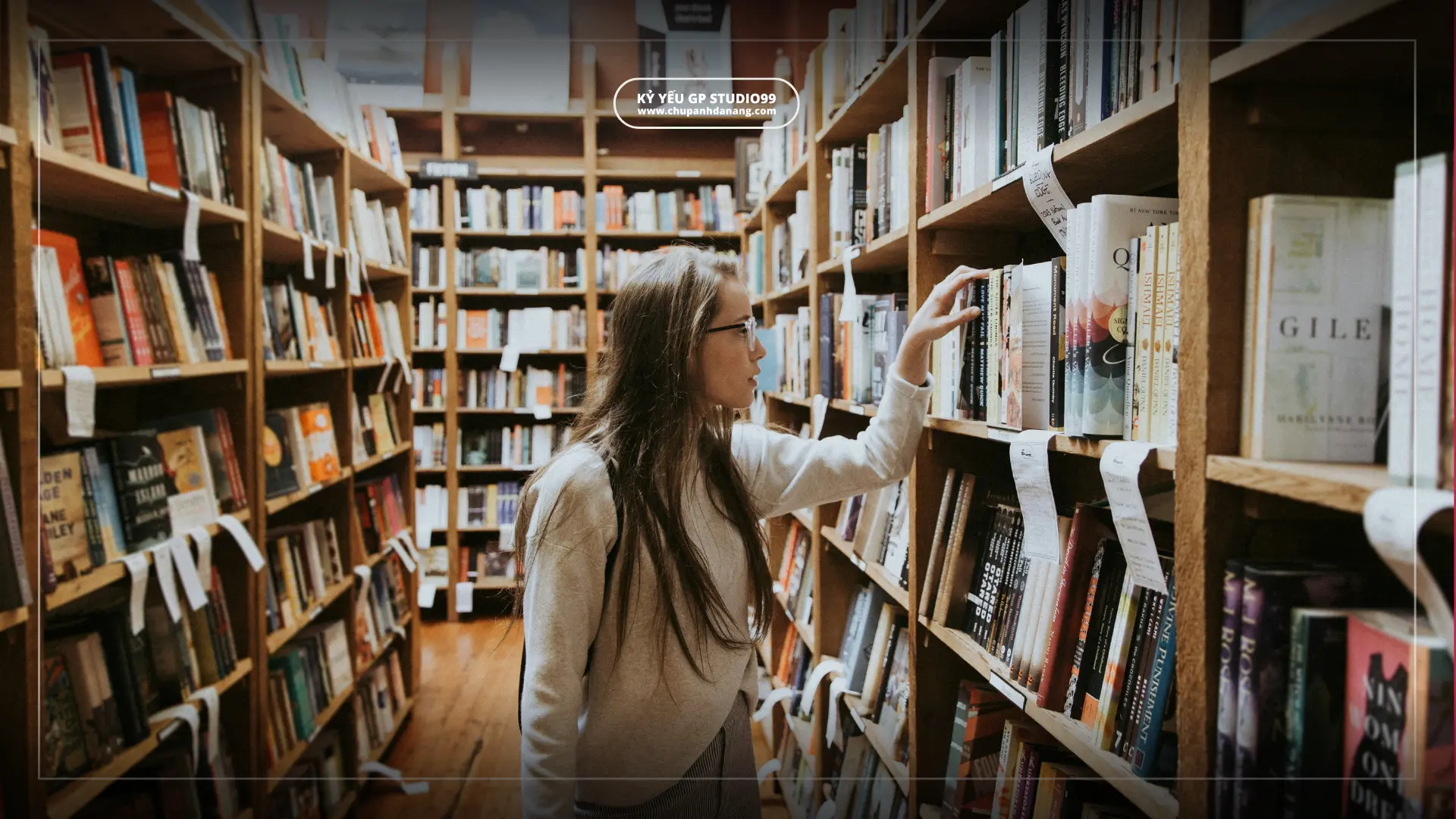 Sinh viên đọc sách