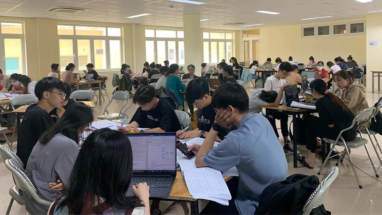 Sinh viên Quảng Trị băn khoăn học tập - Kỷ yếu Đà Nẵng GP Studio99